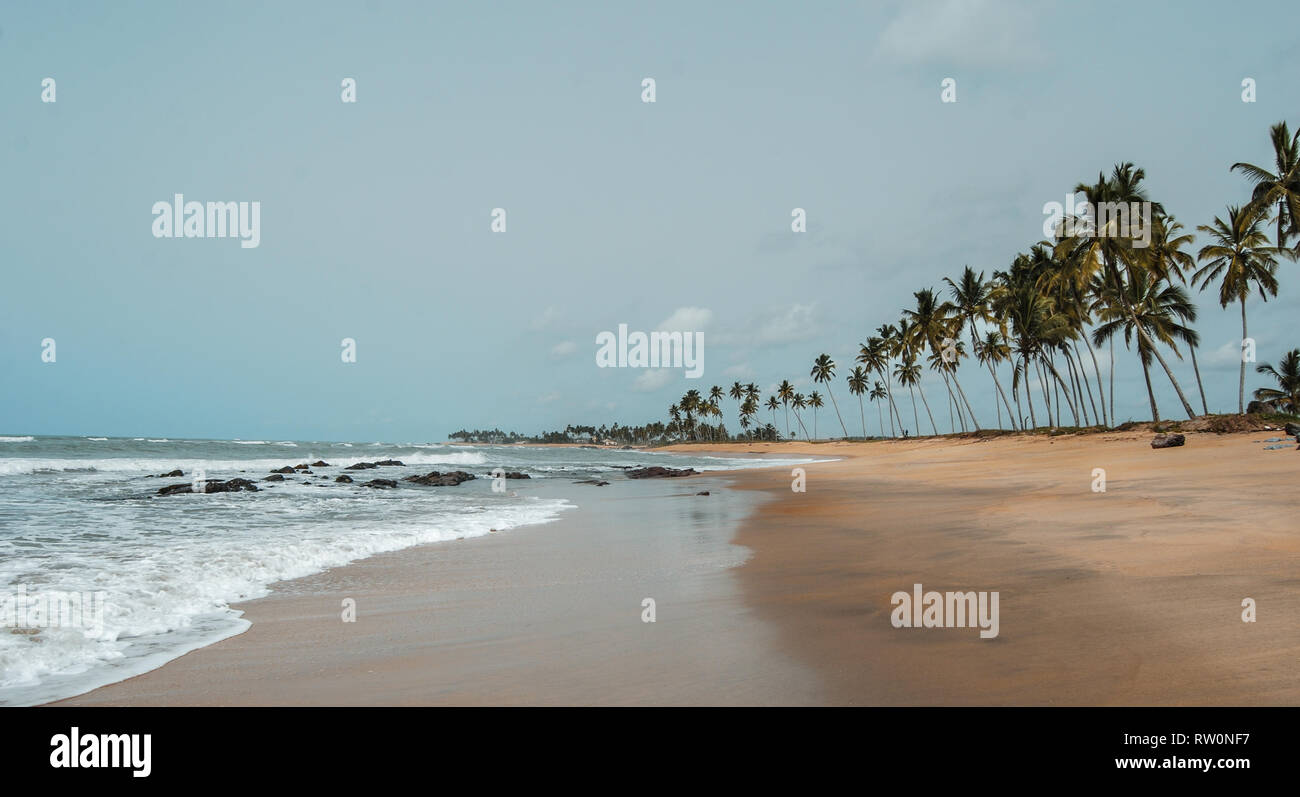 Une belle photo de paysage d'une belle plage de sable tropicale près de la ville d'Elmina, Ghana, Afrique de l'Ouest Banque D'Images