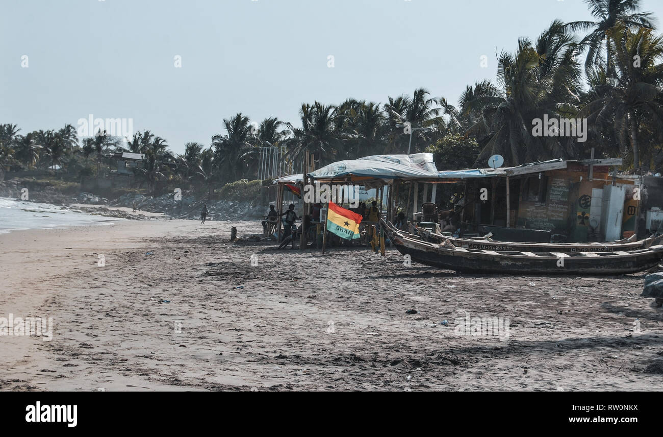 Une belle photo de paysage drapeau ghanéen colorés sur l'arrière-plan d'une belle forêt tropicale. Bateaux en bois local sont ancrés sur la plage. Banque D'Images