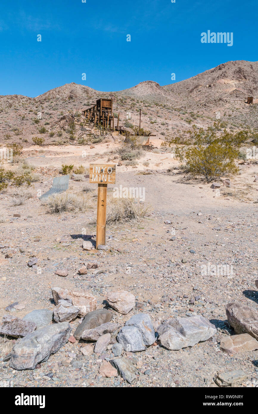 La Mine d'Inyo signer avec les ruines de la mine dans l'arrière-plan de cette présentation. L'ancienne mine d'Inyo faisaient partie de l'Echo-Lee mining district localiser Banque D'Images