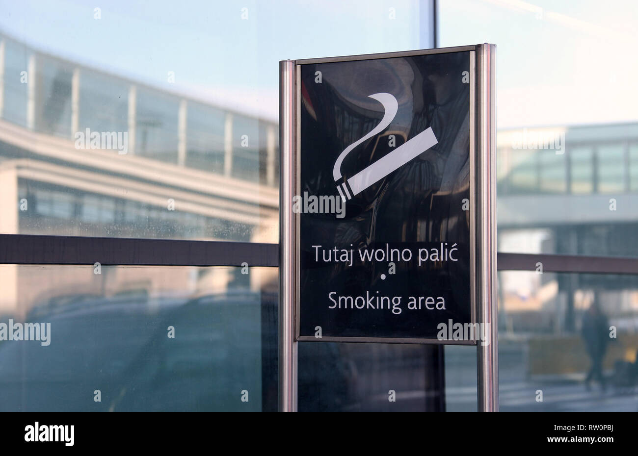 Zone fumeurs de l'aéroport l'aéroport de Gdansk en Pologne Banque D'Images Zone fumeurs de l'aéroport l'aéroport de Gdansk en Pologne Banque D'Images