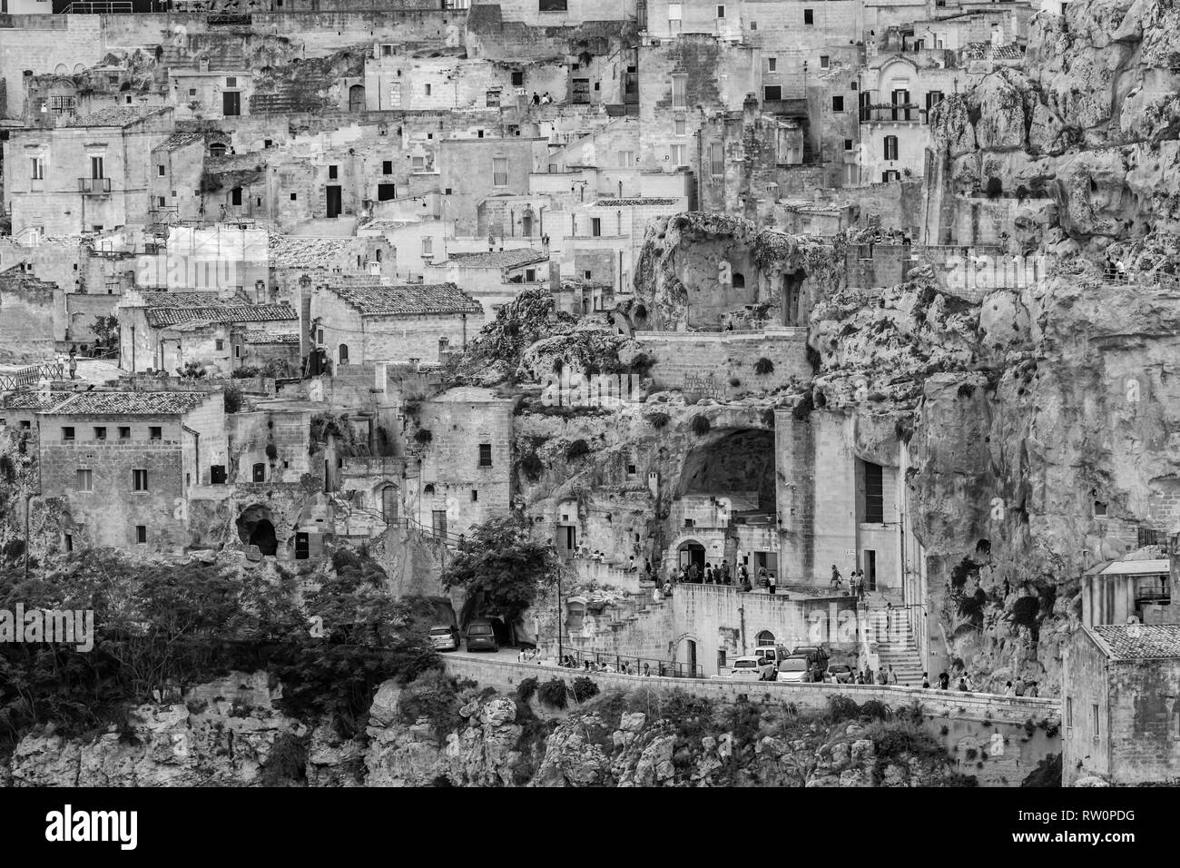 MATERA, ITALIE - 26 août 2018 : les touristes et les populations locales sont très petits à l'étroit dans les rues de la ville, de l'ancien établissement comme vu à partir de la f Banque D'Images