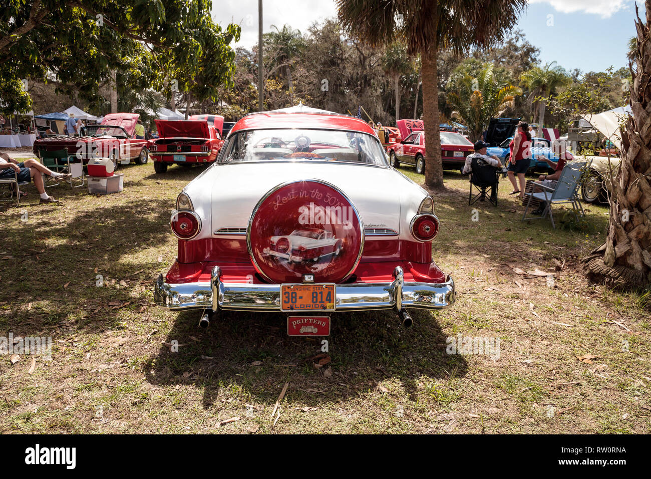 Estero, Florida, USA - 23 Février 2019 : Rouge et Blanc 1955 Ford Crown Victoria Skyliner à la 10e édition de la Classique Voiture et exposition d'artisanat à K historique Banque D'Images