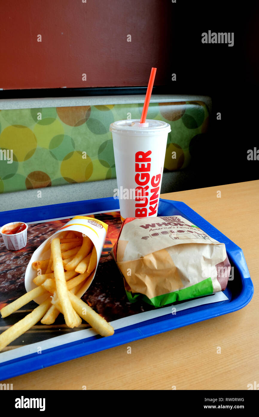 Des frites, un hamburger, sandwich Whopper et un verre dans un Burger King  emplacement ; stand et dessus de table à l'intérieur d'un restaurant  fast-food Burger King Photo Stock - Alamy