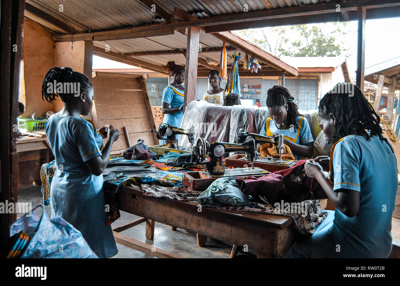 Photo de femmes ghanéennes occupé portant des tenues bleu de travail dans un atelier de couture locales près de Bolgatanga, Ghana Banque D'Images