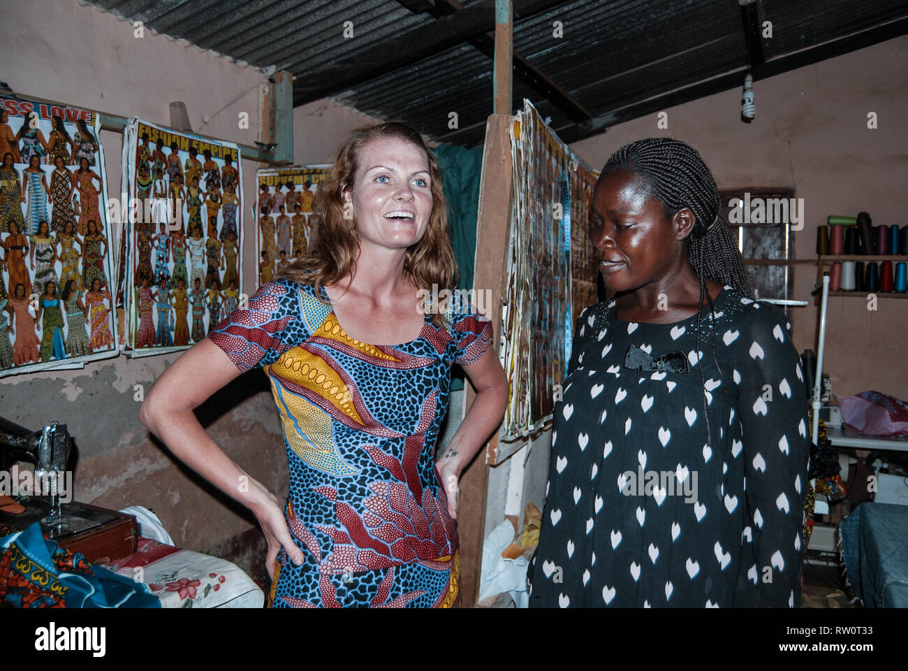 Un portrait de deux professionnels en Europe et en Afrique femme portant des vêtements locaux ghanéens Banque D'Images
