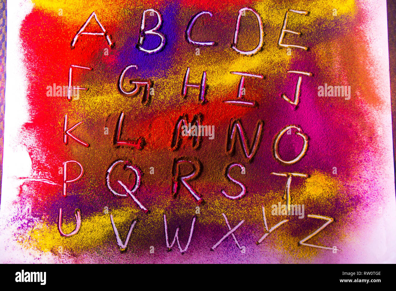 A B C D ... Z Ordre alphabétique sur la poudre de couleur coloré Banque D'Images