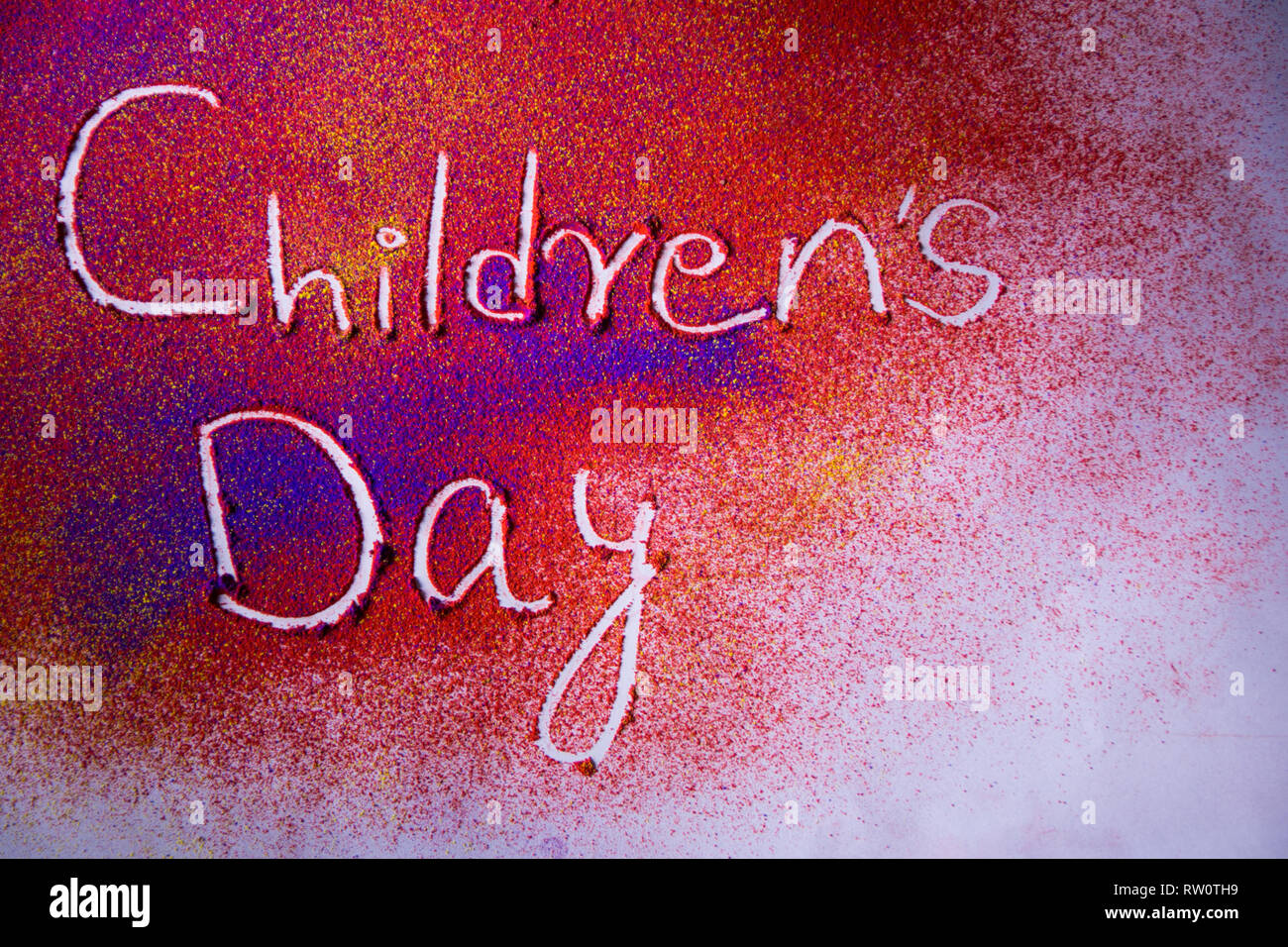 Journée des enfants mot sur la poudre de couleur coloré Banque D'Images