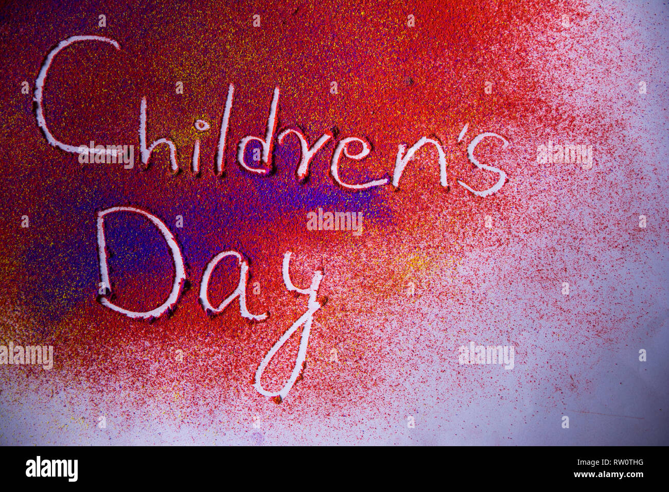 Journée des enfants mot sur la poudre de couleur coloré Banque D'Images