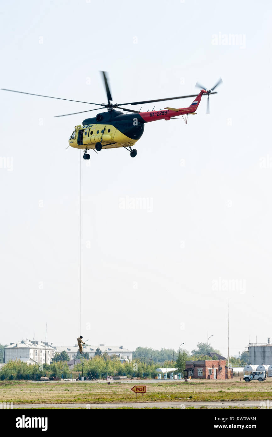 Tioumen, Russie - le 11 août 2012 : Lors d'une visite à la compagnie UTair airshow dans Plehanovo héliport. Sauveteur terre d'hélicoptère MI-8, de mobilisation de la personne Banque D'Images