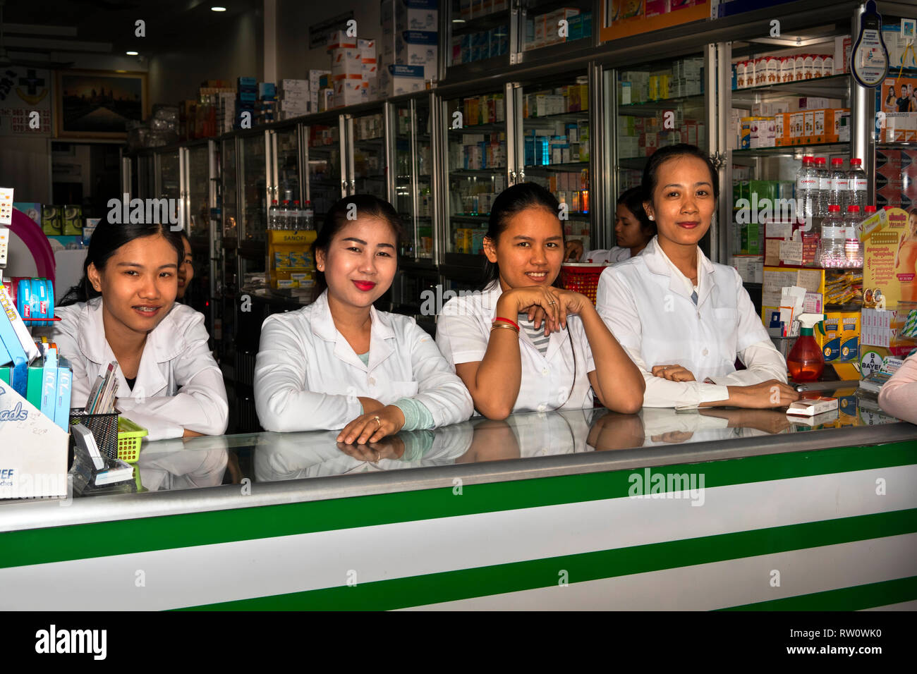 Cambodge, Phnom Penh, centre-ville, quatre femmes assistants aux phamacy comptoir extérieur, Phsar Thmey, Marché Central Banque D'Images