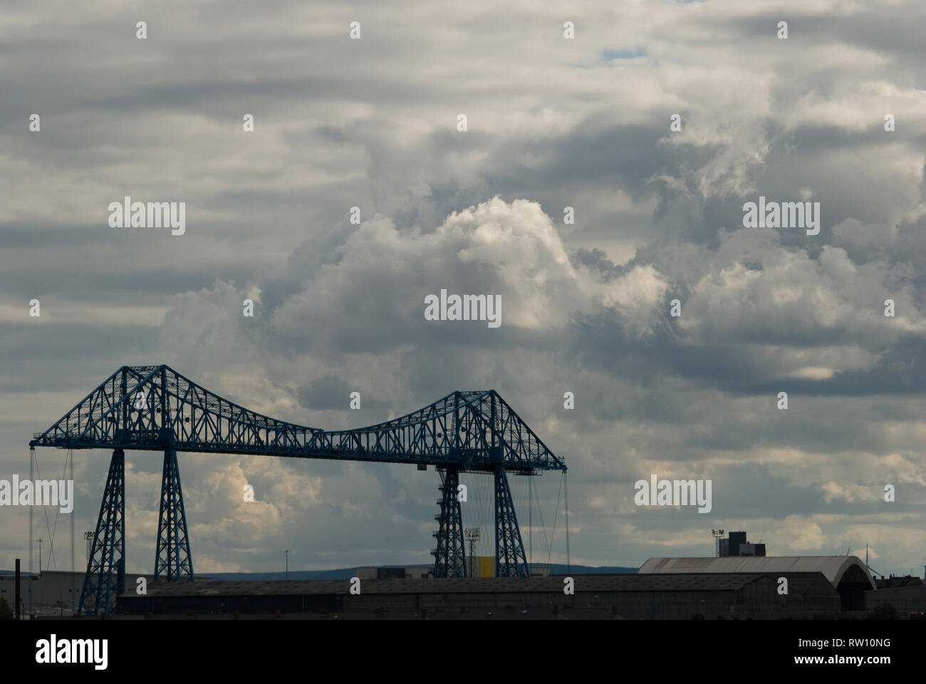 Le pont du transporteur Middlesborough Teeside se trouve sur un fond de nuage spectaculaire Banque D'Images