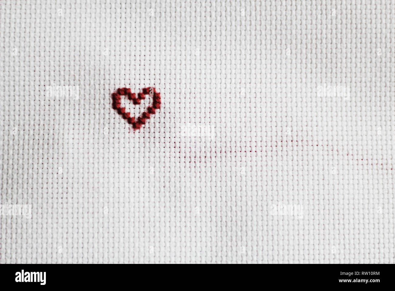 Forme de coeur, brodés à la main, toile blanche Banque D'Images