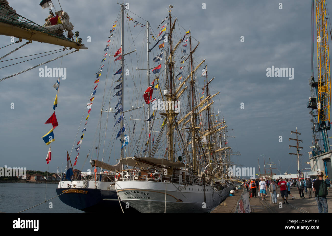 De grands navires sont attachés par deux au port de Sunderland, dans le nord-est de l'Angleterre Banque D'Images