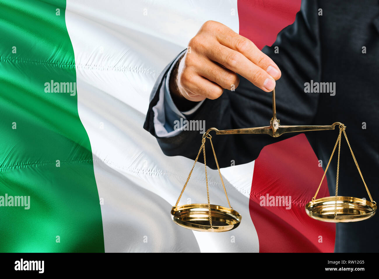 Le juge italien est maintenant golden balance de la justice avec l'Italie  waving flag background. Thème de l'égalité juridique et concept Photo Stock  - Alamy