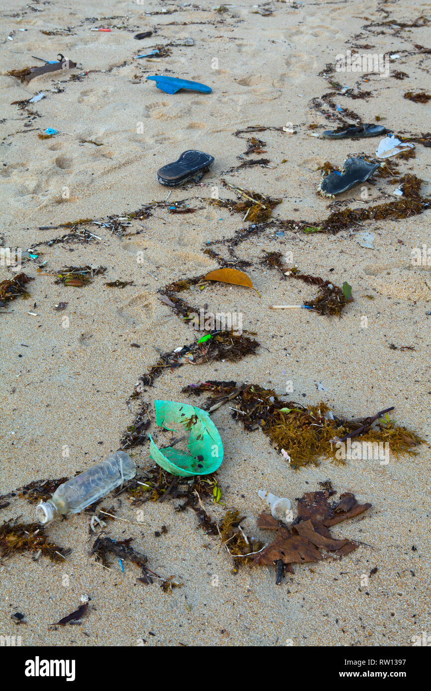 Les déchets en plastique sur la plage de Lamai, Ko Samui, Thaïlande Banque D'Images