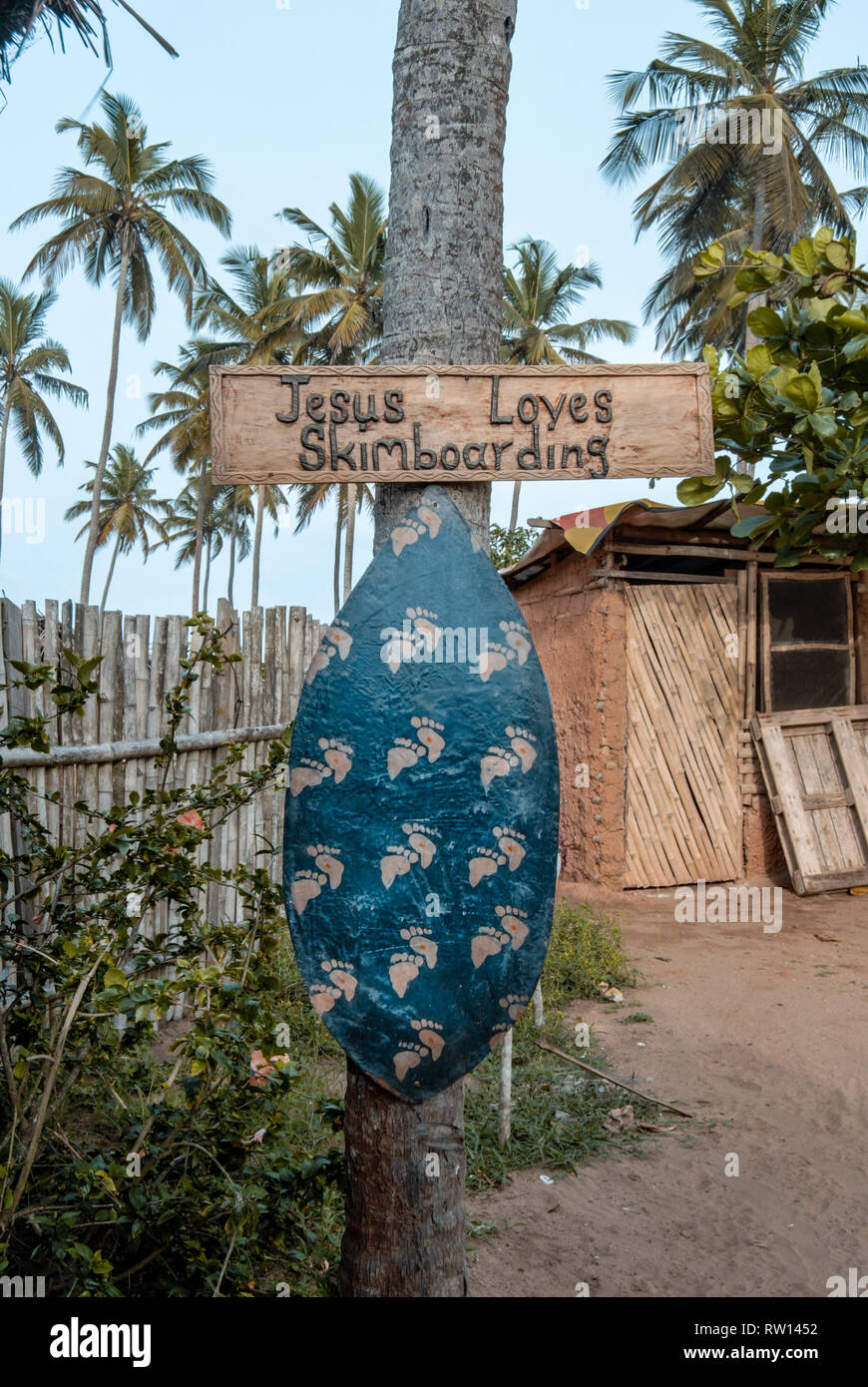 Une photo d'un intéressant écriteau indiquant que Jésus aime skimboarding à une côte tropicale près de Elmina, Ghana, Afrique de l'Ouest Banque D'Images