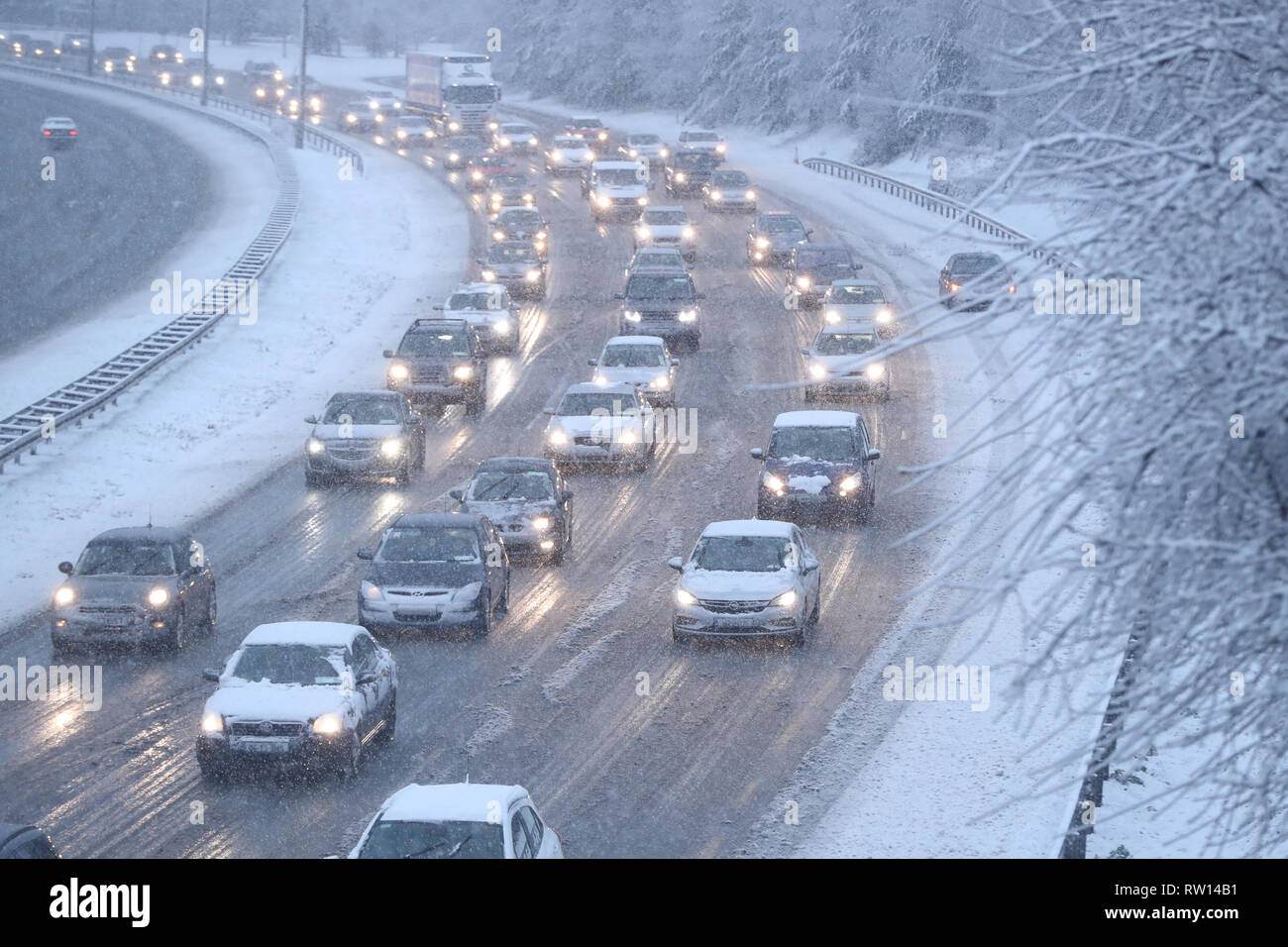 Le trafic dans des conditions de neige sur la N7 à Dublin. La neige et le grésil a causé une interruption de voyage en Irlande que Storm Freya provoque une interruption de voyage au milieu d'un certain nombre d'alertes météorologiques. Banque D'Images