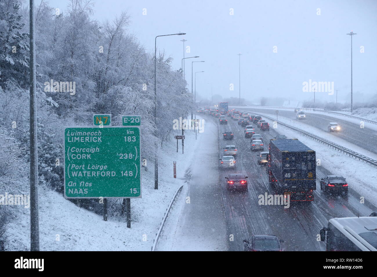 Le trafic dans des conditions de neige sur la N7 à Dublin. La neige et le grésil a causé une interruption de voyage en Irlande que Storm Freya provoque une interruption de voyage au milieu d'un certain nombre d'alertes météorologiques. Banque D'Images