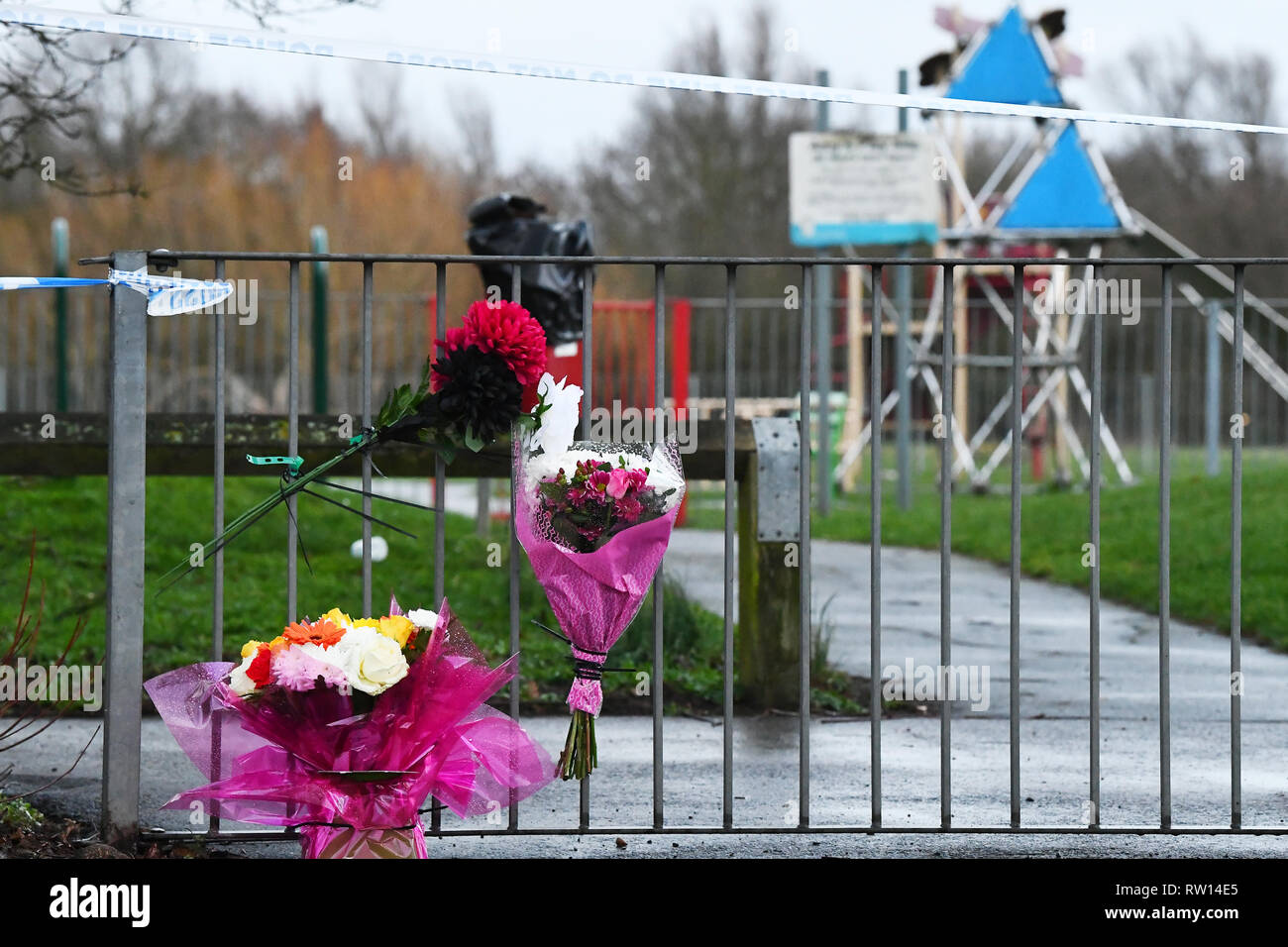 Tributs floraux près de la scène au St Neot's Road à Harold Hill, East London, à la suite de la mort de poignarder 17 ans Jodie Chesneyon le vendredi soir. Banque D'Images