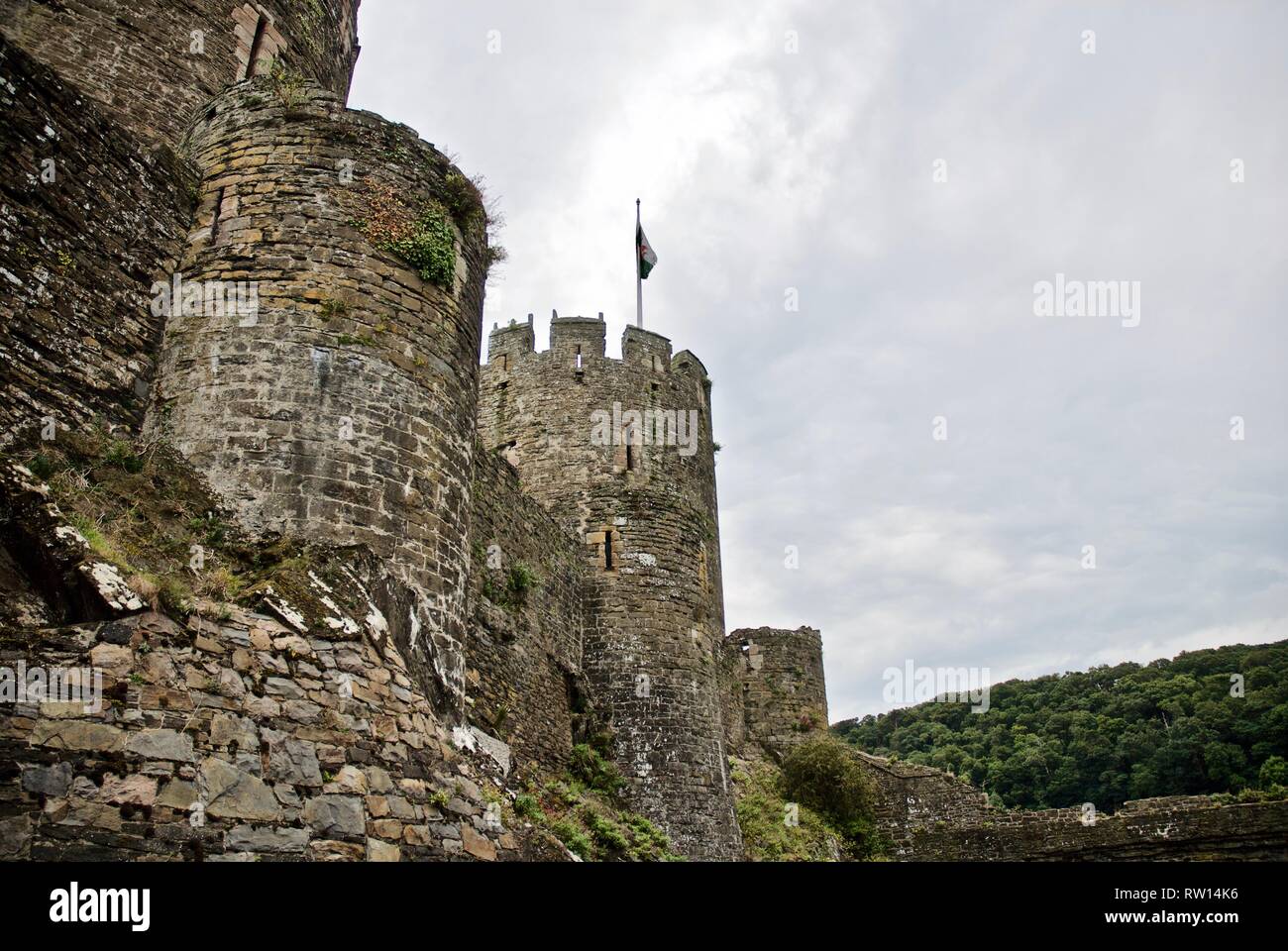 Tour crénelée avec un drapeau, Château de Conwy, Conwy, au nord du Pays de Galles, Royaume-Uni Banque D'Images