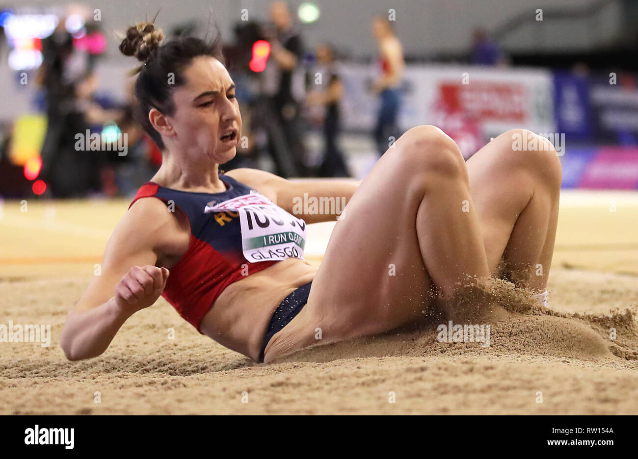 Roumanie's Florentina Costina Iusco durant la finale de saut en longueur de la femme au cours de la troisième journée de l'Indoor d'athlétisme à l'Emirates Arena, Glasgow. Banque D'Images