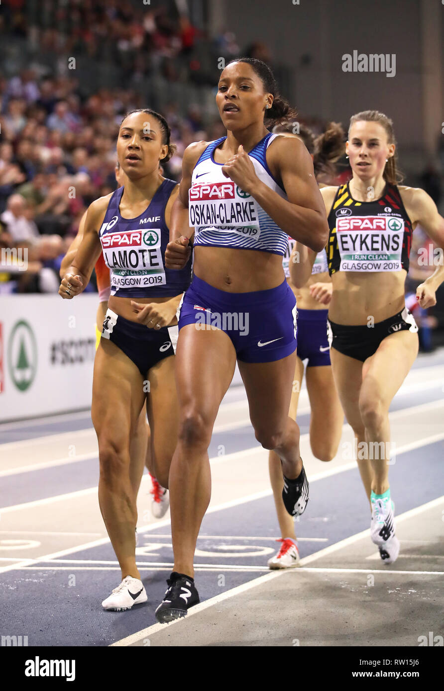 Shelayna Oskan-Clarke la Grande-Bretagne mène la course pendant la finale du 800 m femmes lors de la troisième journée de l'Indoor d'athlétisme à l'Emirates Arena, Glasgow. Banque D'Images