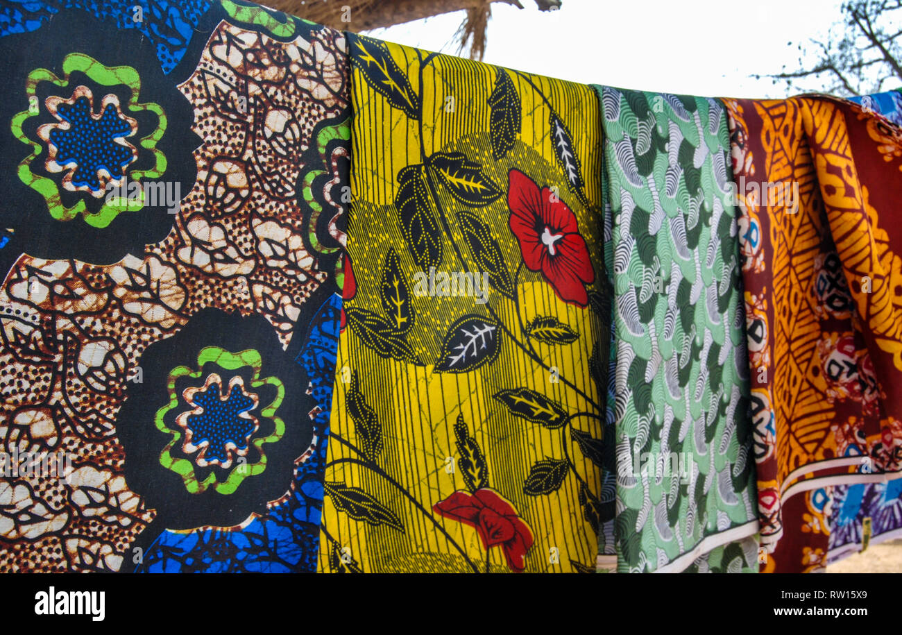 Une belle sélection de tissus textiles ghanéens utilisée pour faire des vêtements traditionnels Banque D'Images