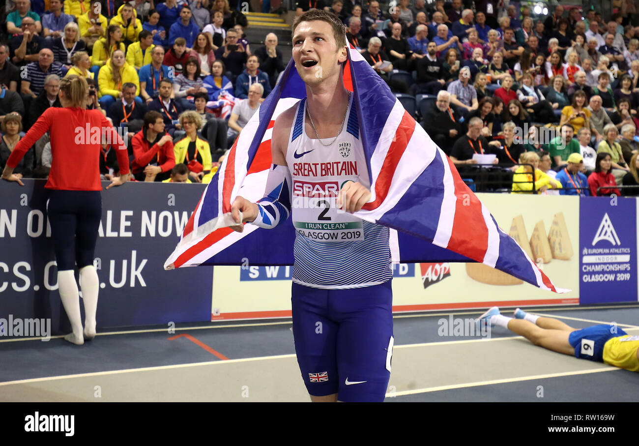 La société britannique Tim Duckworth (centre) célèbre remporté la médaille d'argent à l'heptathlon hommes pendant trois jours de l'Indoor d'athlétisme à l'Emirates Arena, Glasgow. Banque D'Images