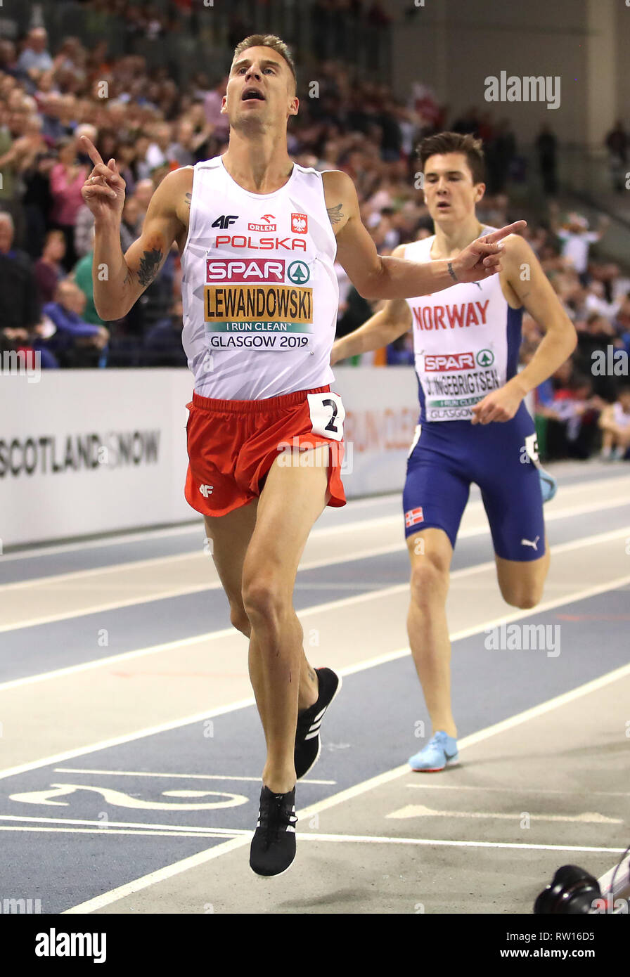 La Pologne Marcin Lewandowski (à gauche) remporte l'or à la finale masculine de 1500m que la Norvège est Jakob Ingebrigtsen remporte l'argent au cours de la troisième journée de l'Indoor d'athlétisme à l'Emirates Arena, Glasgow. Banque D'Images