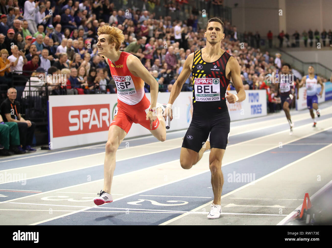 Belgique (à droite) remporte l'or avec l'Espagne remporte la médaille d'argent aux hommes du relais 4x400m en finale de trois jours de l'Indoor d'athlétisme à l'Emirates Arena, Glasgow. Banque D'Images
