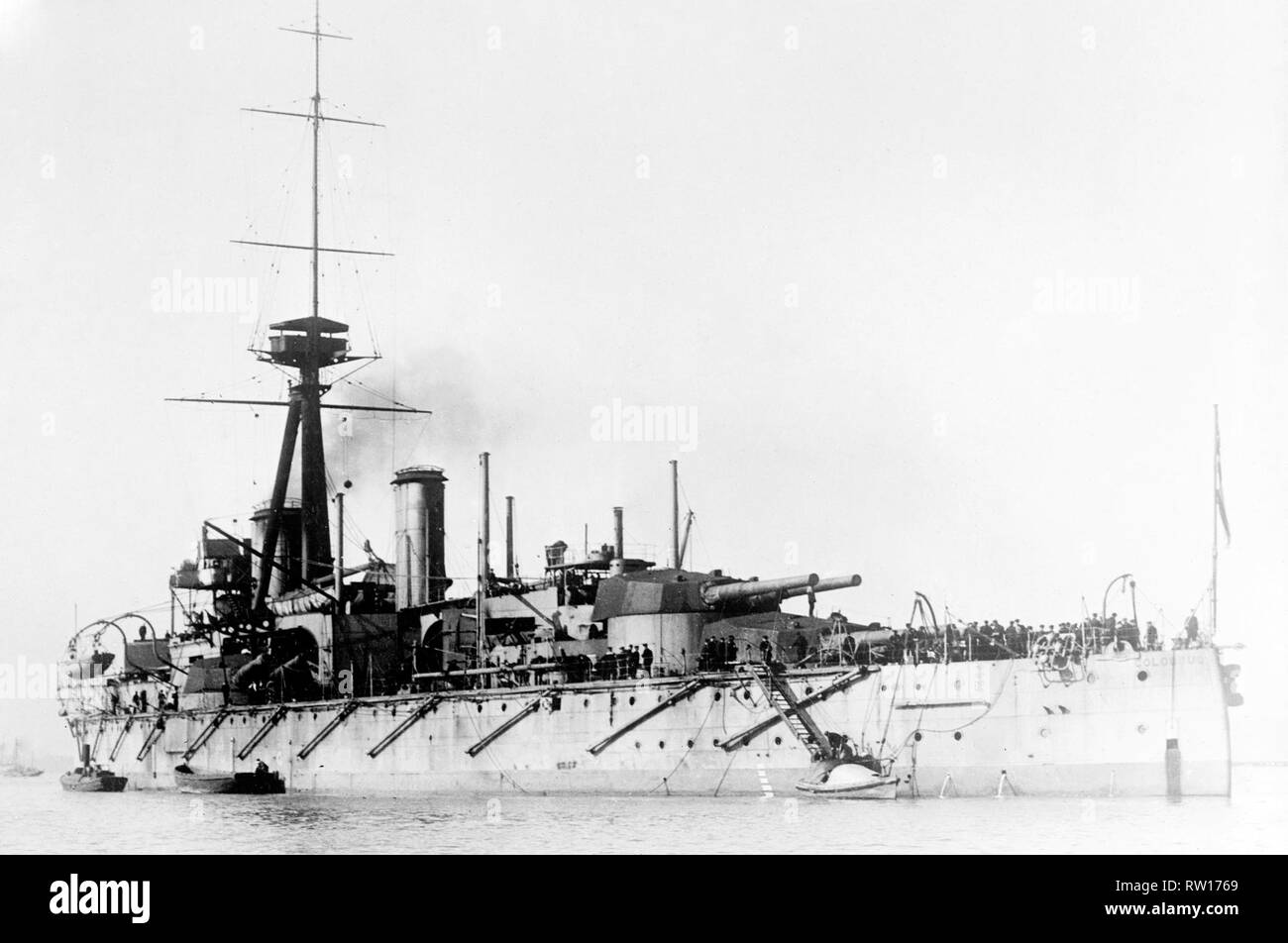 Le HMS Colossus premier navire de deux cuirassés de la classe dreadnought construits pour la Royal Navy en 1910 mise à jour de l'image en utilisant les techniques de retouche et de restauration numérique Banque D'Images