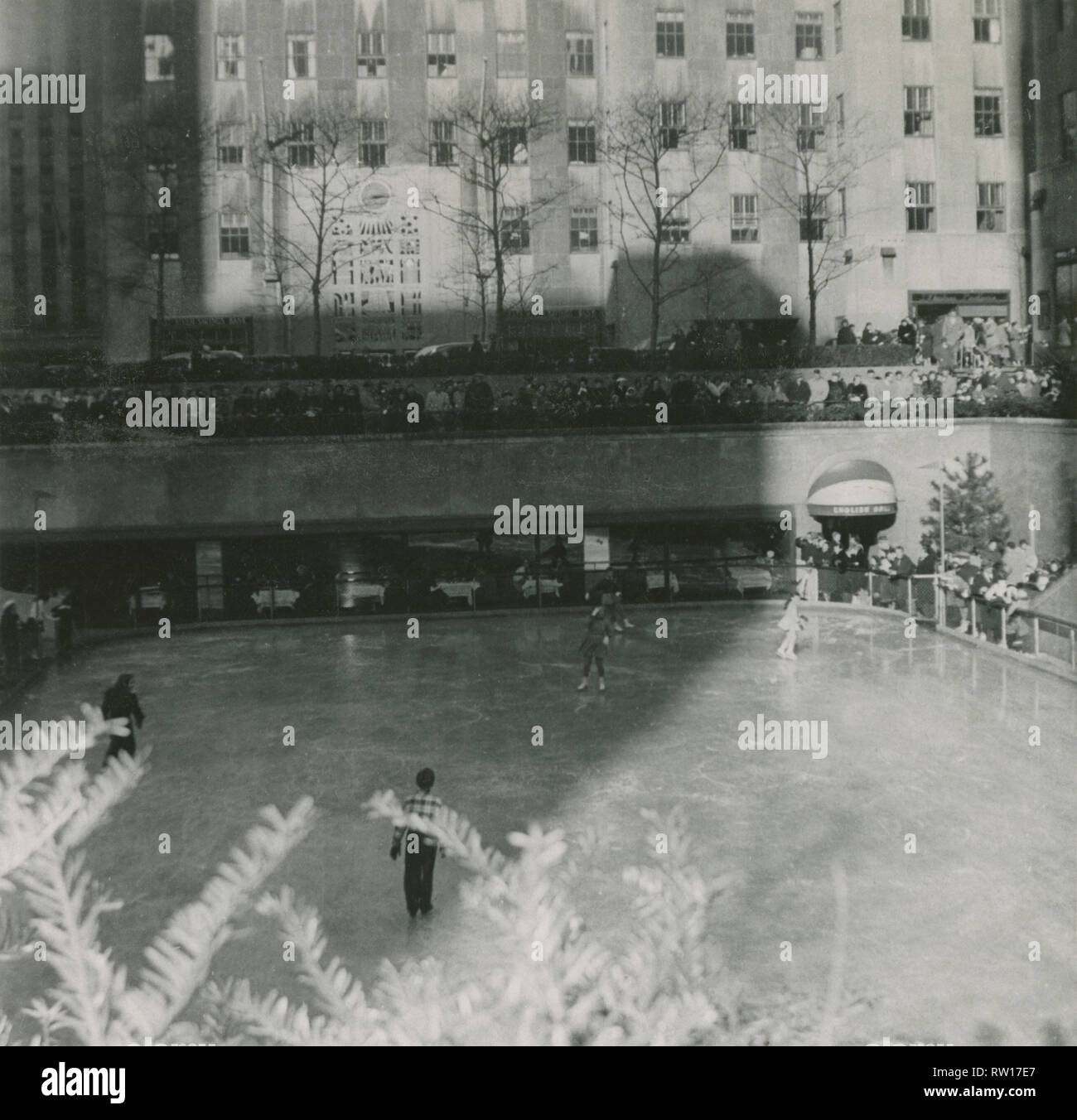 C1950 photographie antique, la patinoire du Rockefeller Center avec les Anglais grill restaurant. SOURCE : photographie originale Banque D'Images