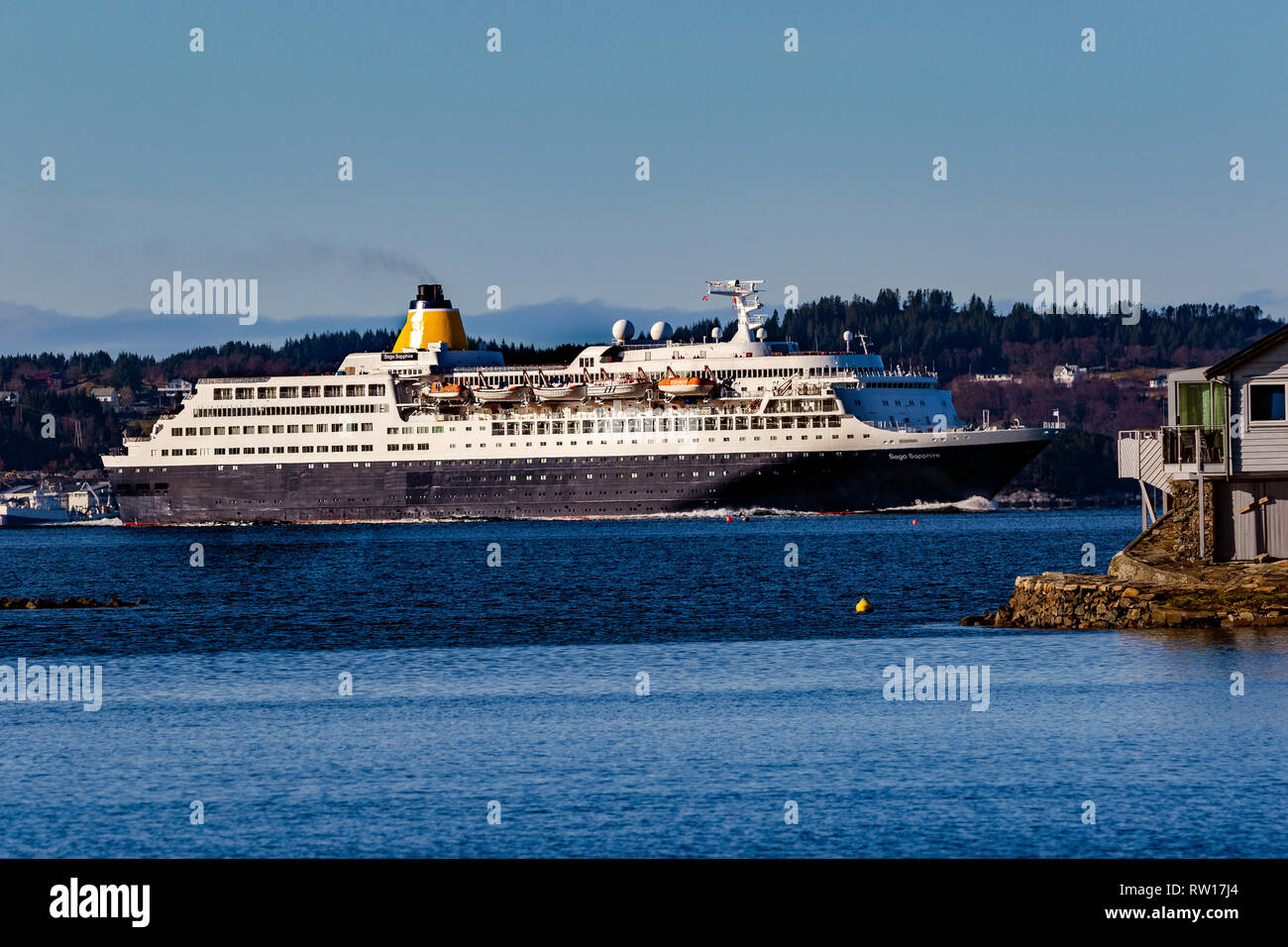 Bateau de croisière Sapphire Saga en passant par les fjords étroits sur chemin de port de Bergen, Norvège Banque D'Images