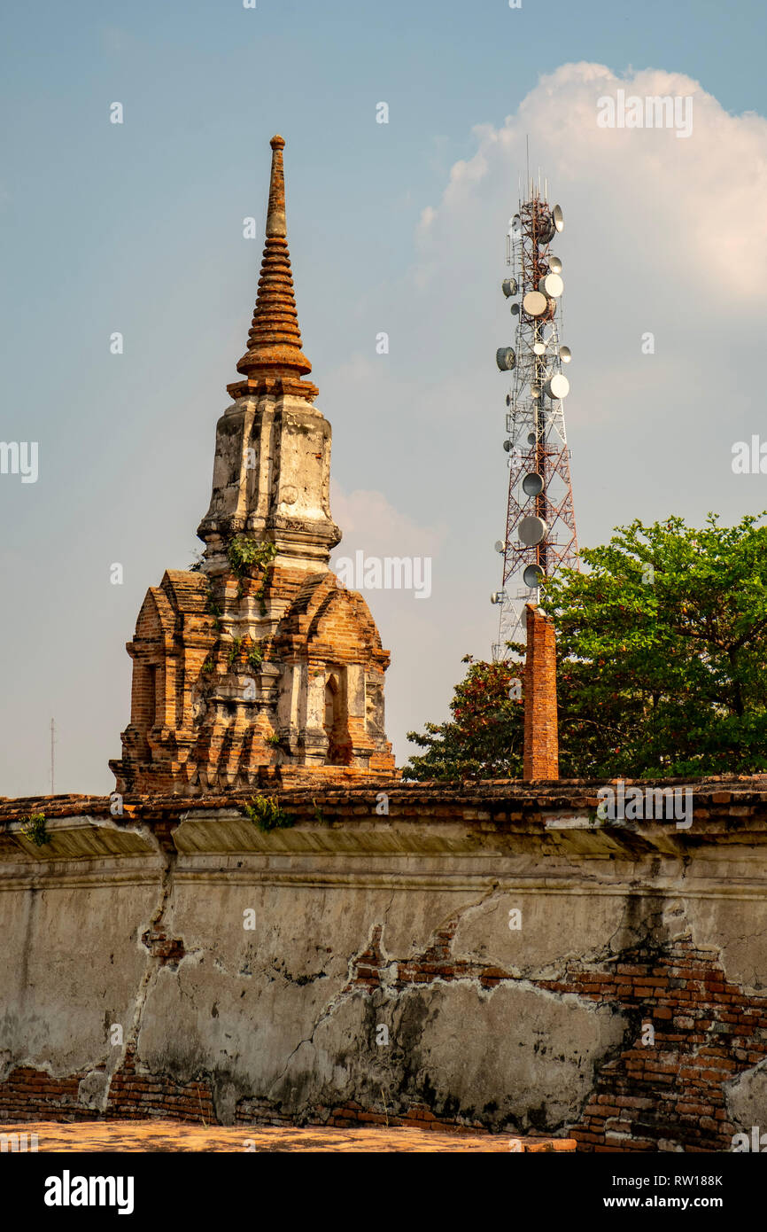 Constructions anciennes et modernes côte à côte en Thaïlande. Temple ancien et moderne à la tour de radio mobile. Banque D'Images