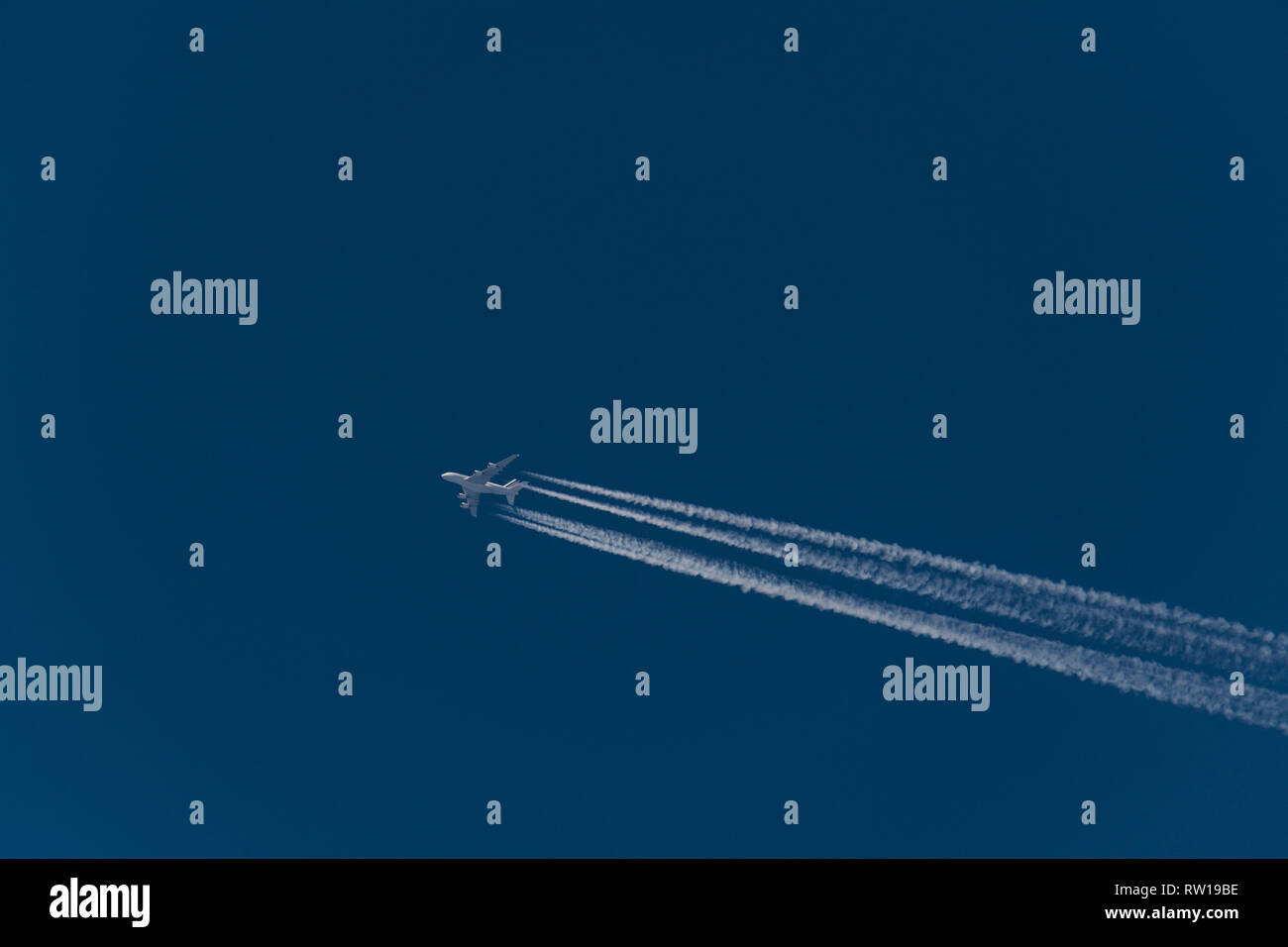 Airbus A380, double-pont, large, quatre-moteur à l'avion de ligne volant à altitude avec contrail des quatre moteurs, appareil d'Air France Banque D'Images