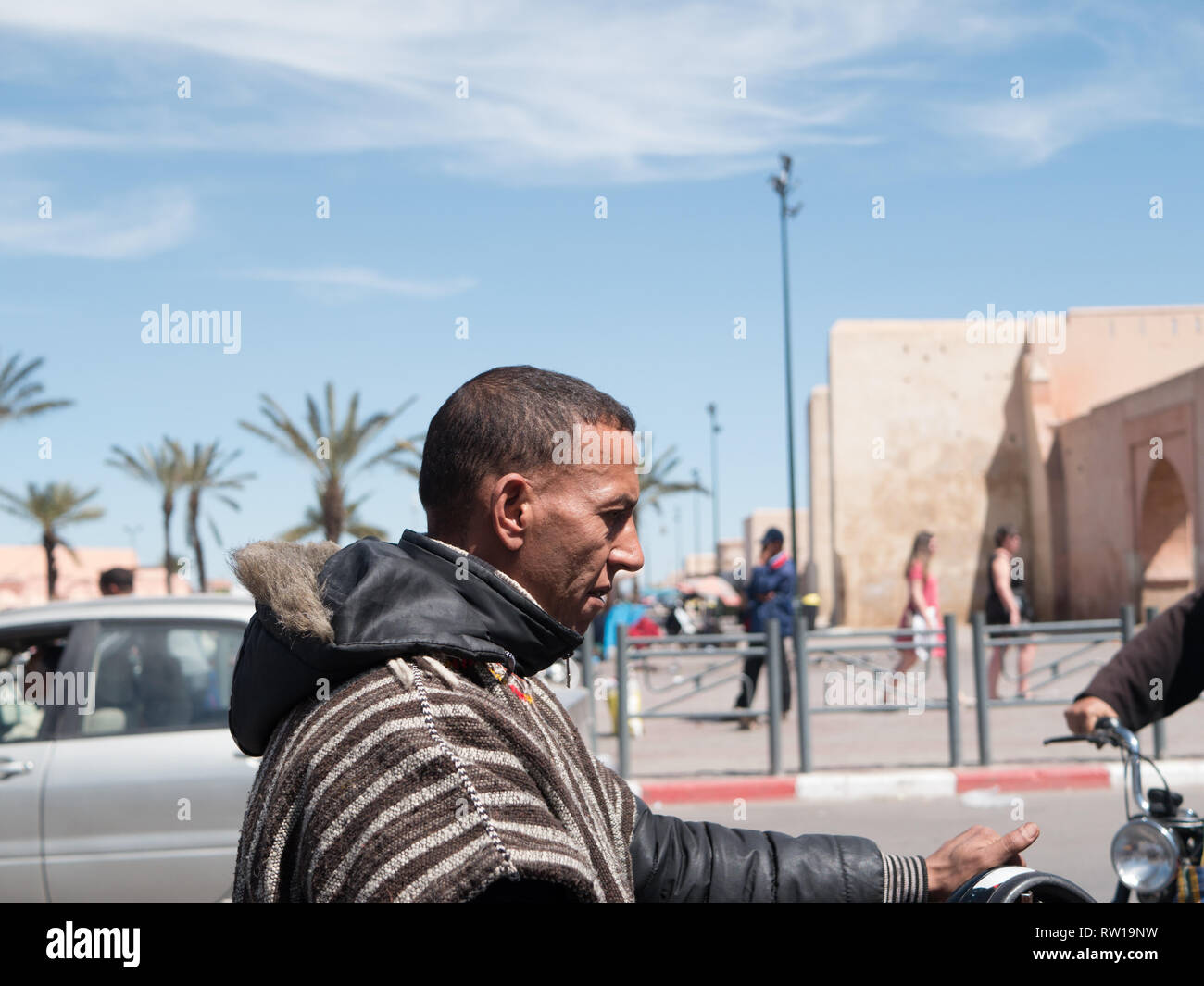 Marrakech, Maroc - 27 mars 2018 : l'homme arabe traditionnel berbère en  vêtements équitation une moto sans casque Photo Stock - Alamy