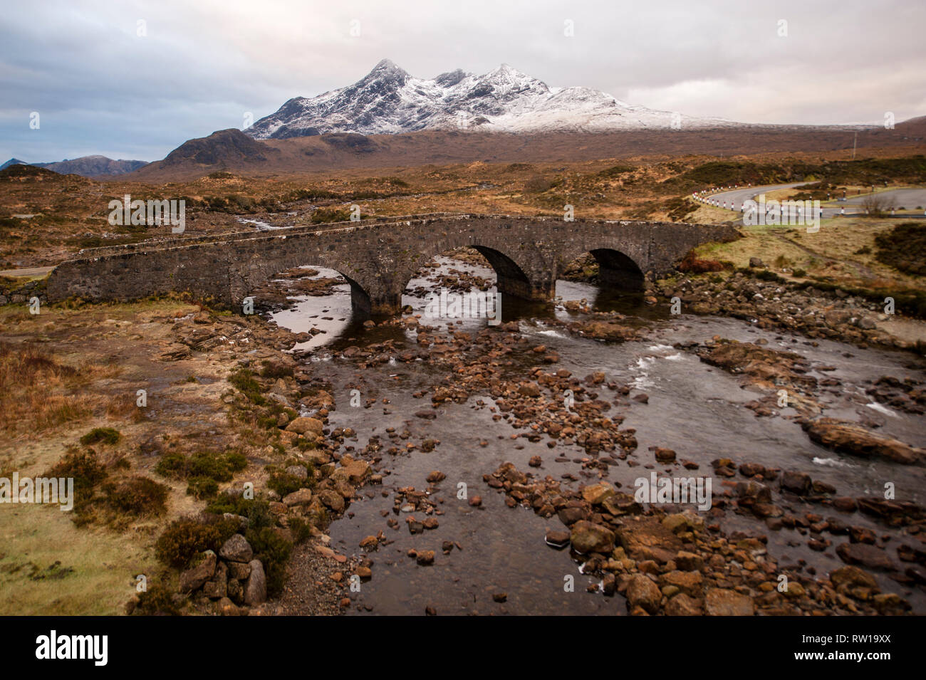 Sgurr nan Gillean, Bruach na Frithe vu de Sligachan vieux pont. River Sligachan. Île de Skye. L'Ecosse Banque D'Images