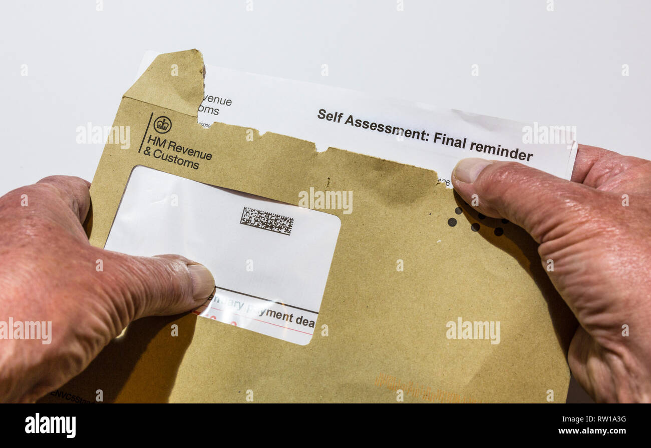 L'ouverture d'un dernier rappel lettre de HM Revenue & Customs pour le paiement de l'impôt. Banque D'Images