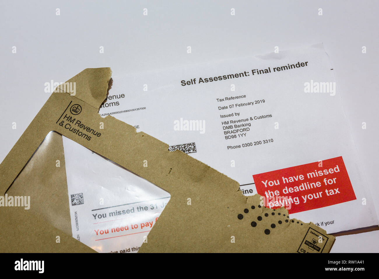 Dernier rappel lettre de HM Revenue & Customs pour le paiement de l'impôt. Banque D'Images