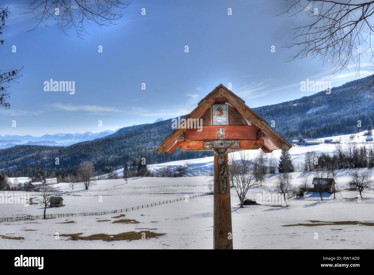 Kärnten, Villach, Stadt, Panorama, Skyline, Stadt, Dobratsch, Photo, Holzkreuz, Baum, Wald, hiver, Schnee, Wiese, Weide, verschneit, kahl, AST, Äs Banque D'Images