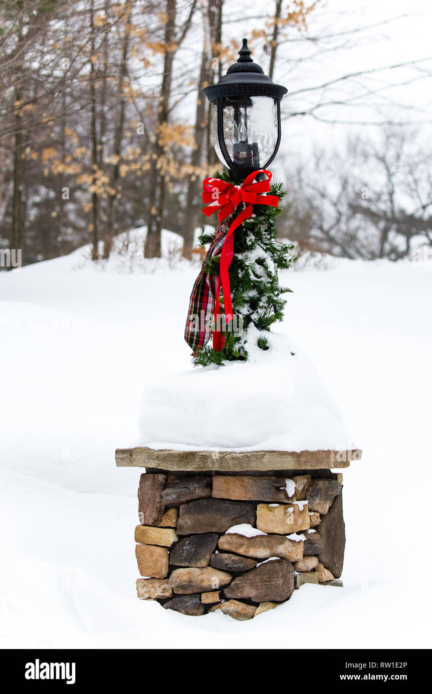 Lampadaire vert et rouge avec des décorations de Noël et de la neige Photo  Stock - Alamy