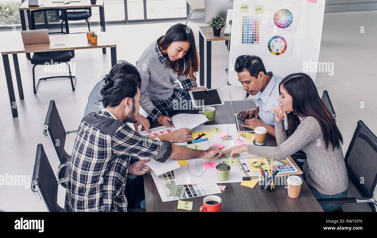 Directeur de la création femmes chef d'équipe de projet de marque de remue-méninges avec l'équipe de designer à table de réunion.discussion - dans creative office Banque D'Images