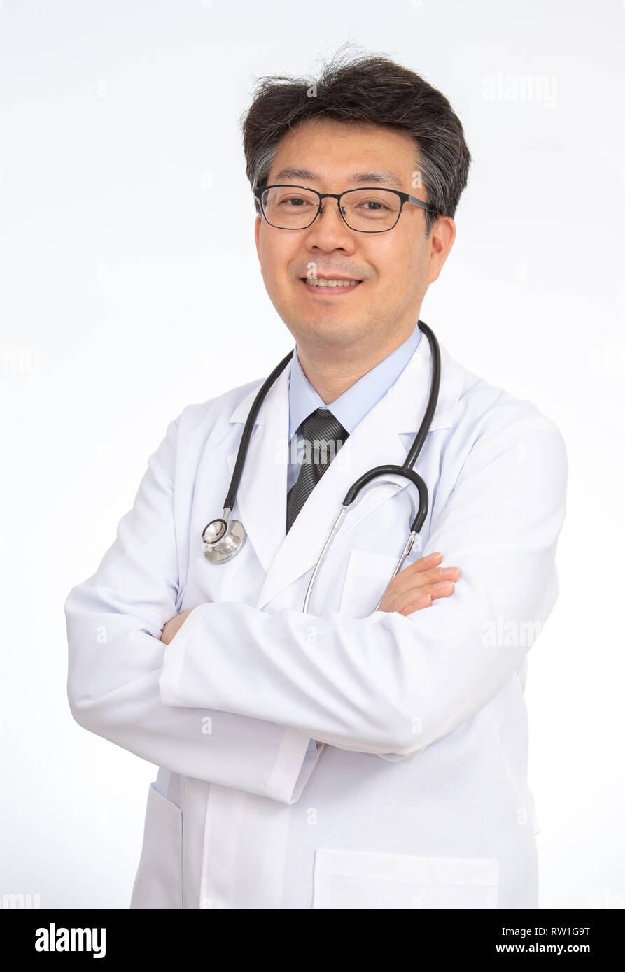 Asian Doctor smiling. isolé sur fond blanc. Banque D'Images