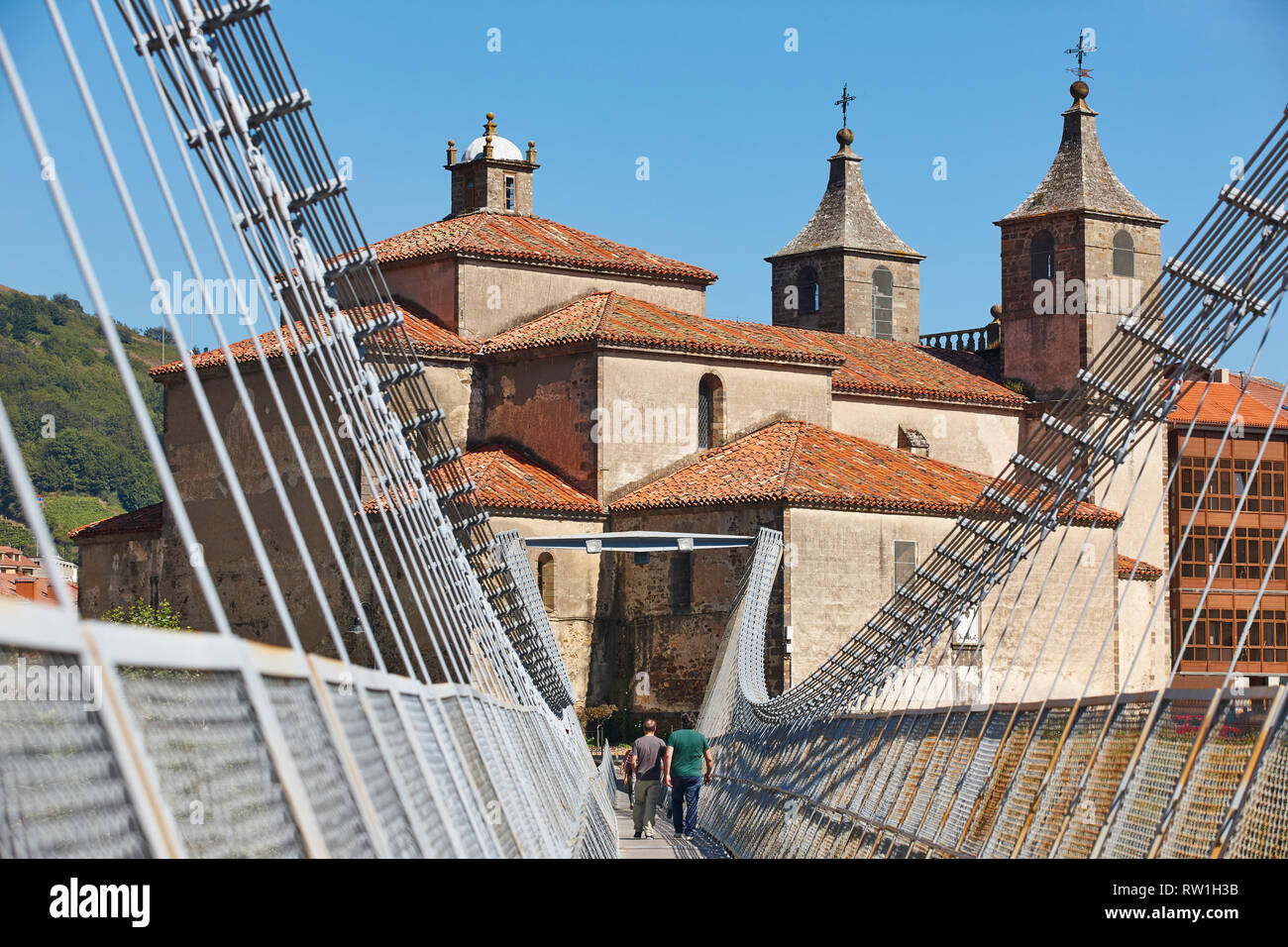 L'église baroque avec pont moderne. Cangas del Narcea, Asturias. Espagne Banque D'Images