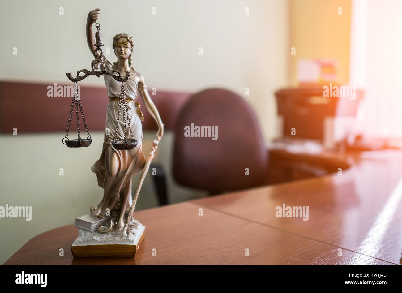 Concept du droit et de la Justice. Mallet du juge, de livres, de balance de la justice. Thème d'audience. Banque D'Images