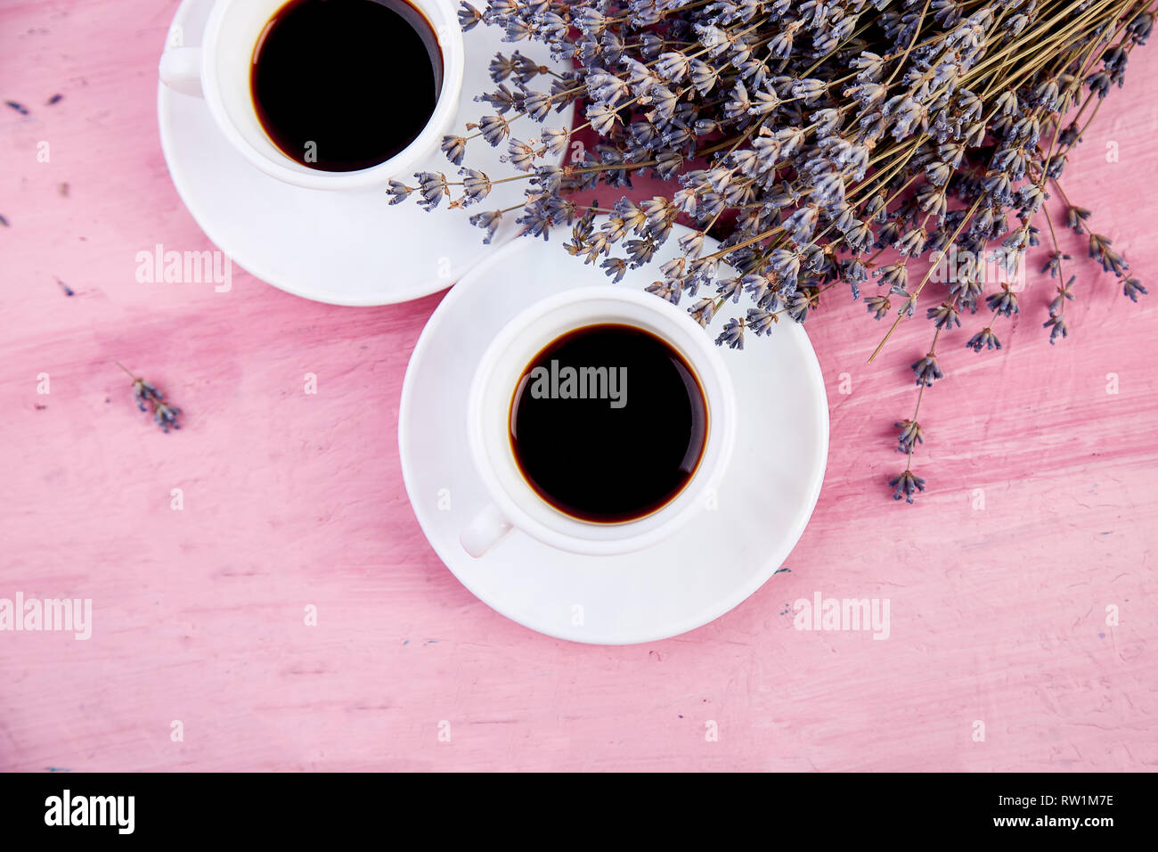 Deux Tasses De Café Avec Bouquet De Fleurs Rose Lavande Sur