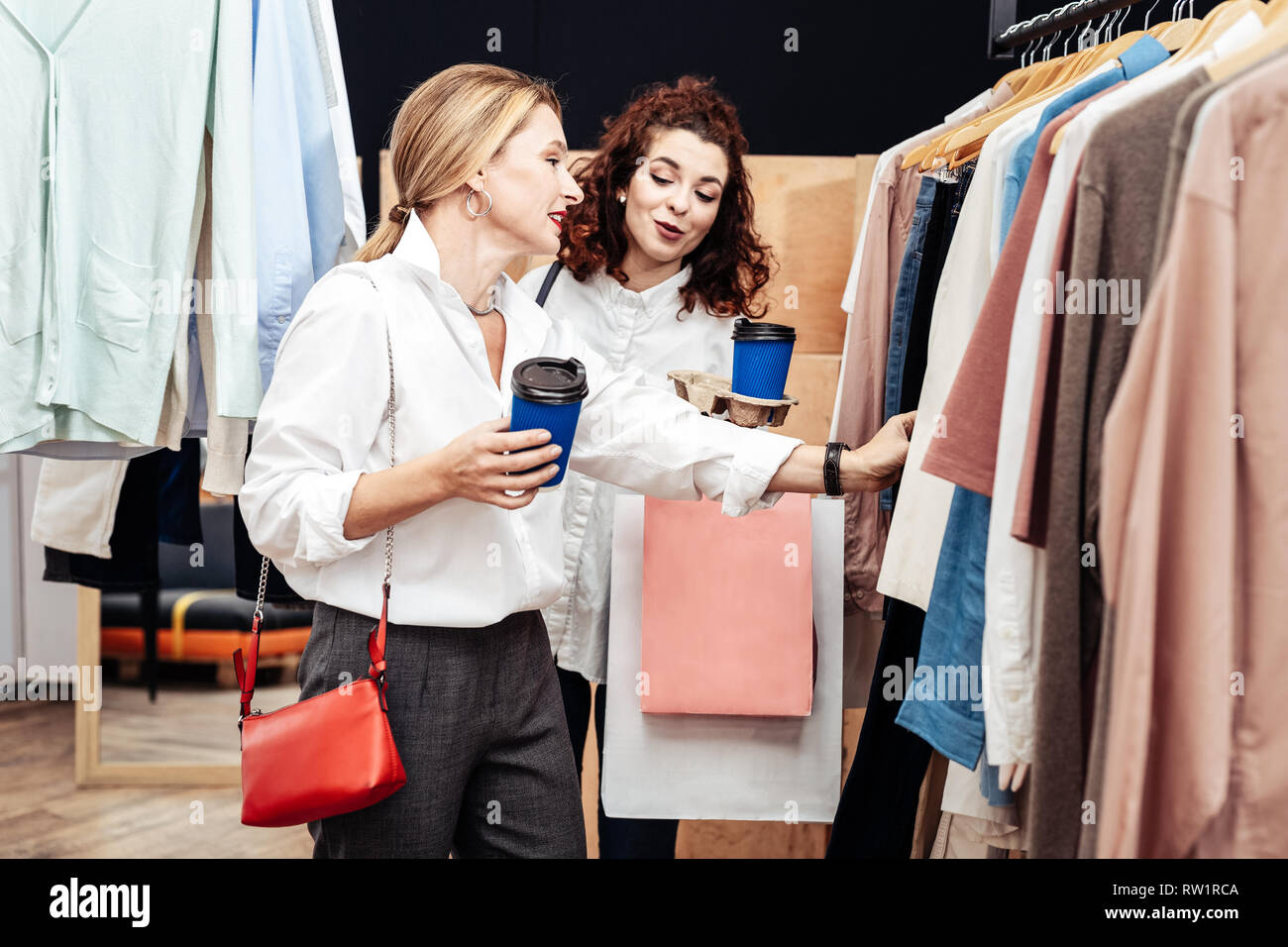 Fille de donner des conseils pour sa mère à la recherche de nouveaux vêtements Banque D'Images