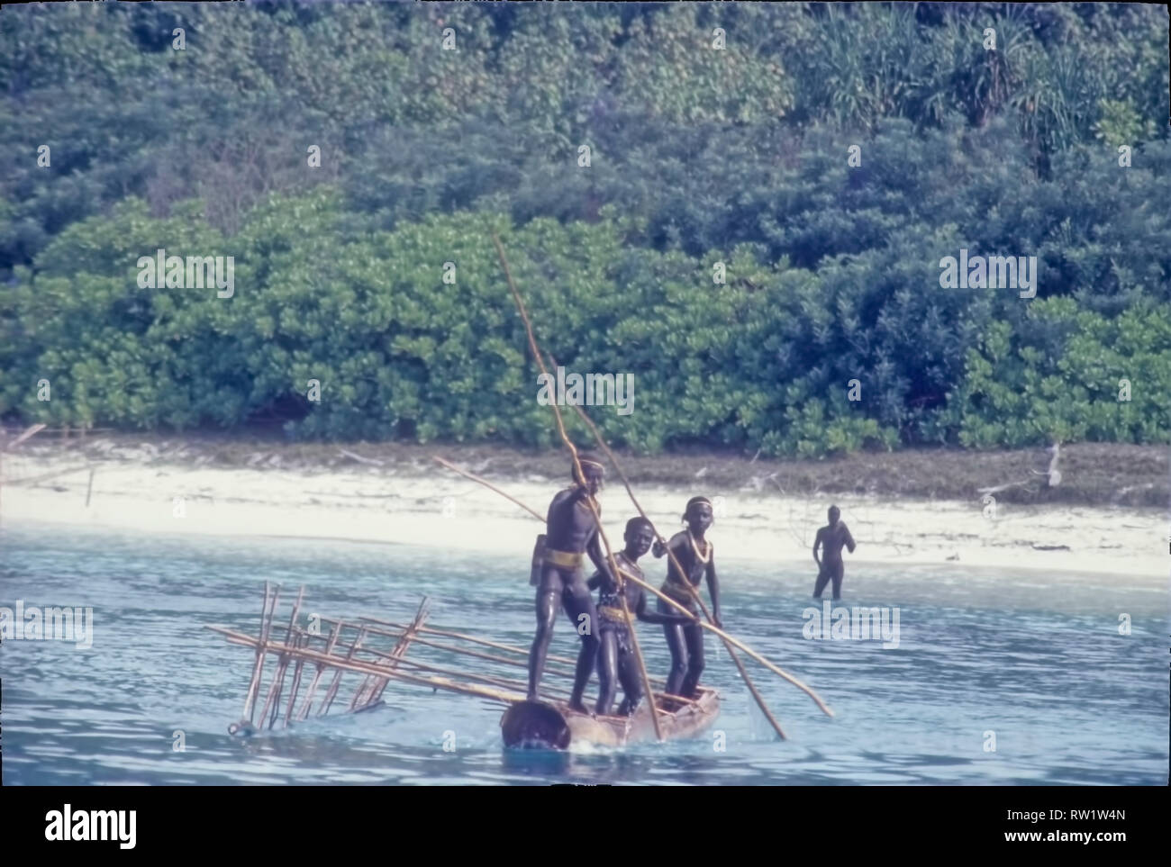 North Sentinel, trois jeunes gens,leur augumenting,personnes âgées,attaque intervenant, North Sentinel, Island, West Bay,de voiture,administration,suite d'Andaman Banque D'Images