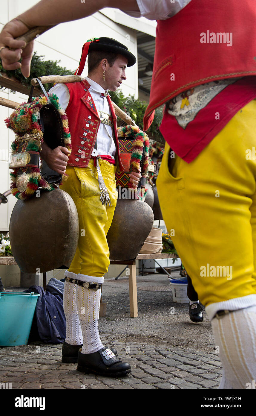 Appenzell, Saint-Gall, Suisse. 13 Oct, 2018. 2 octobre 2018-Appenzell, Saint-Gall, Suisse. Un chœur de cloches de sonneurs et éleveurs le chant de marche à travers les rues dans le costume traditionnel de la région d'Appenzell qui est connu dans le monde entier pour leur fromage. Ils célèbrent leur bonne fortune avec un festival à l'automne, après que les vaches ont été ramenée de la haute altitude alpes pour l'hiver dans la ville de Zürich, Suisse. Credit : Ralph Lauer/ZUMA/Alamy Fil Live News Banque D'Images