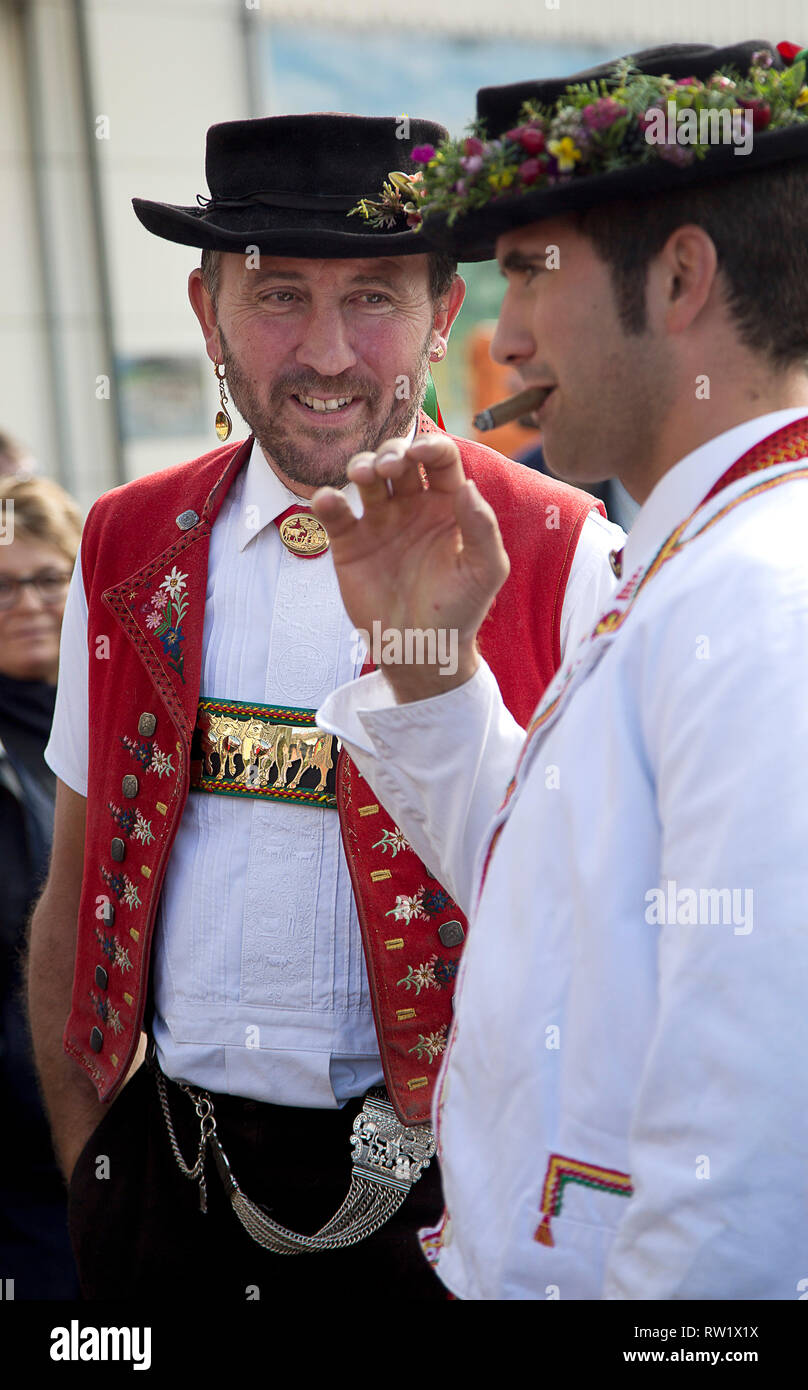 Appenzell, Saint-Gall, Suisse. 13 Oct, 2018. 2 octobre 2018-Appenzell, Saint-Gall, Suisse. Les vêtements traditionnels de la région d'Appenzell éleveurs qui est connu dans le monde entier pour leur fromage, célébrer avec un festival à l'automne, après que les vaches ont été ramenée de la haute altitude alpes pour l'hiver dans la ville de Zürich, Suisse. Credit : Ralph Lauer/ZUMA/Alamy Fil Live News Banque D'Images